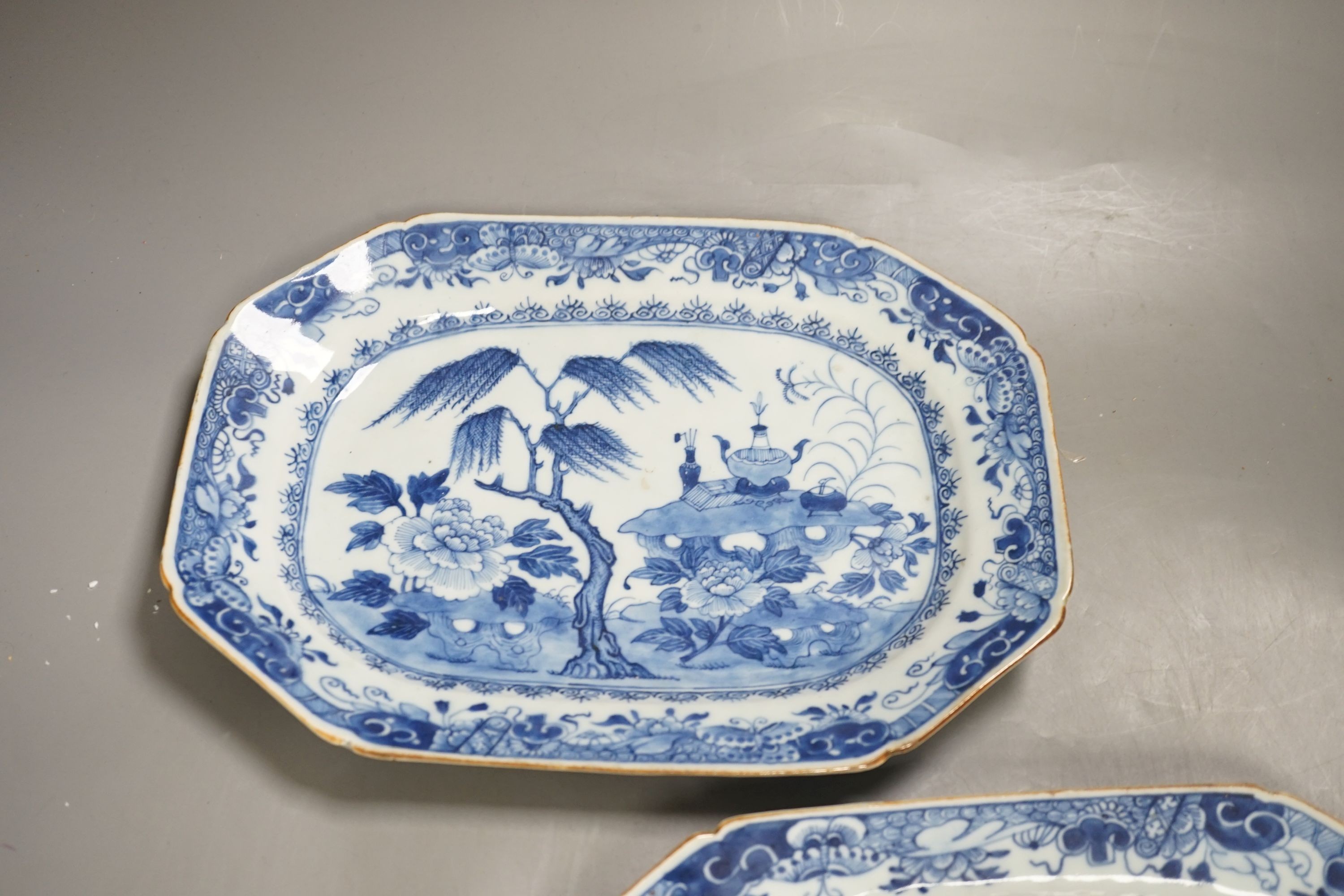 A pair of 18th century Chinese export blue and white serving dishes - 31cm wide